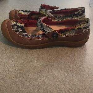 Keen canvas flats